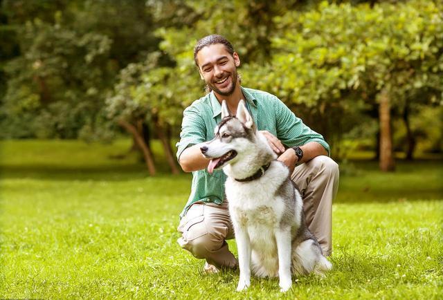 男生第一次养狗适合养什么犬种？（养男人养狗）